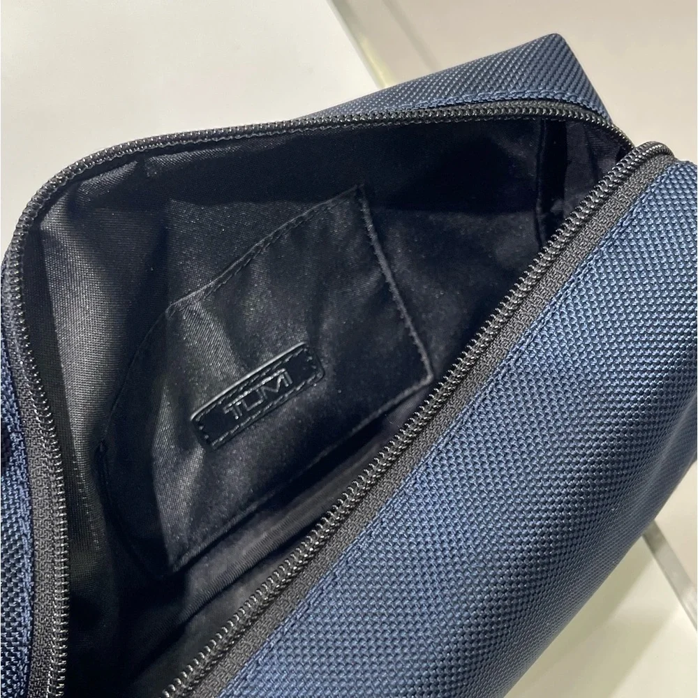 (new+tag) Tumi rare travel kit navy blue (unisex) large size 5”x8”x2.5”